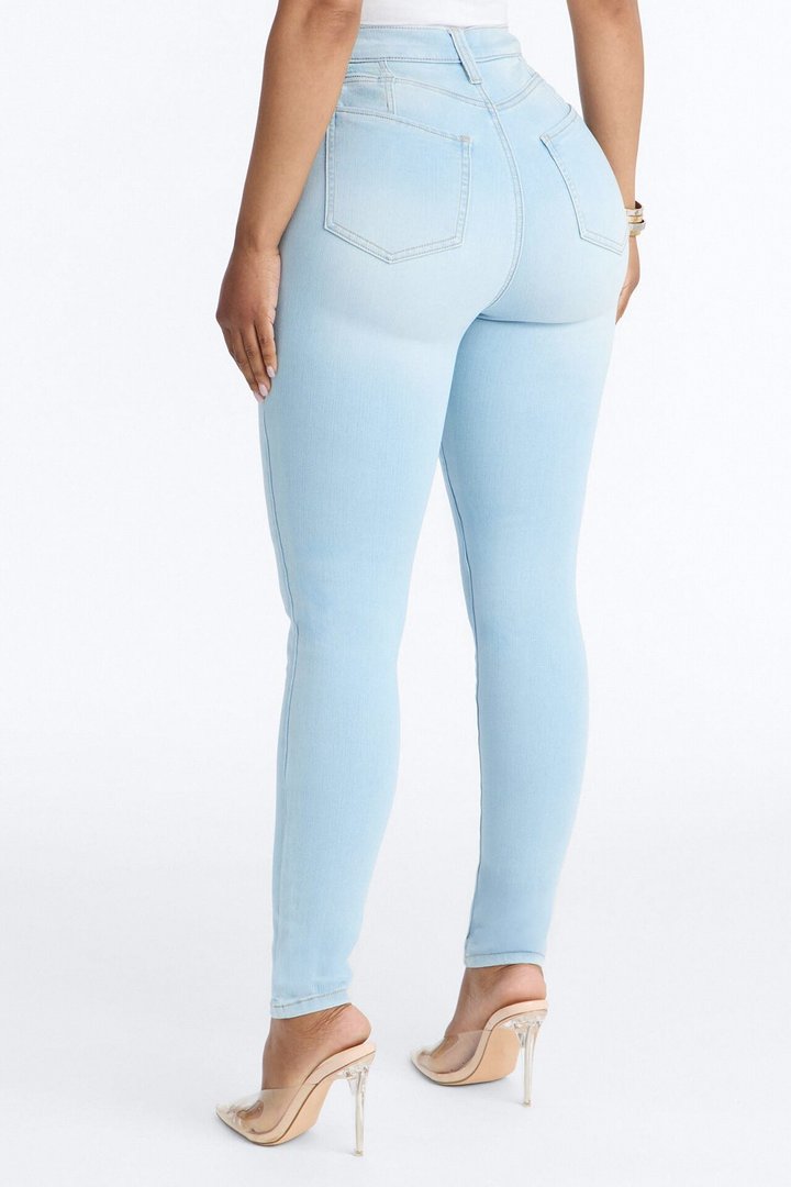 Show Off The Curves Super Stretch Booty Lifter Skinny Jeans - Light Wash