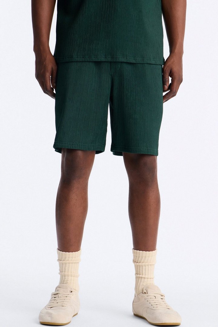 Pure Form Plisse Relaxed Short - Hunter Green