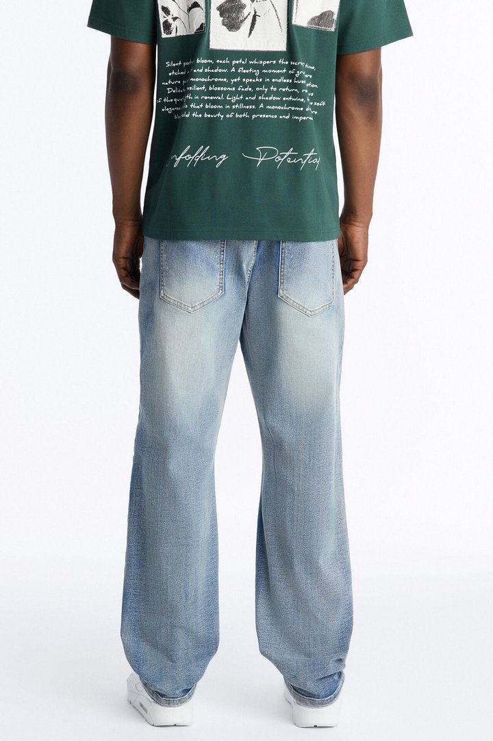 Straight Classic Destroyed Jean - Light Blue Wash