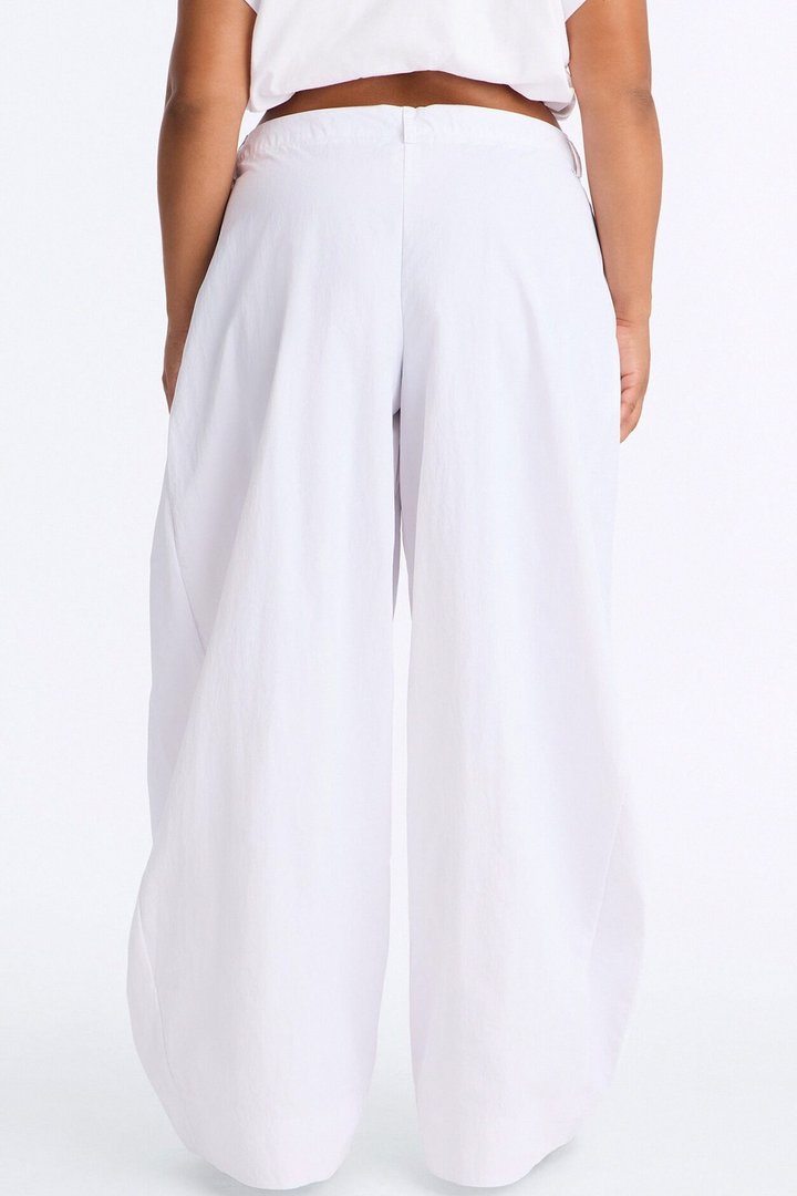 Brooke Barrel Leg Windbreaker Pant - White