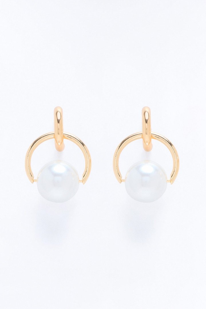 Casually Chic Pearl Earrings - Gold