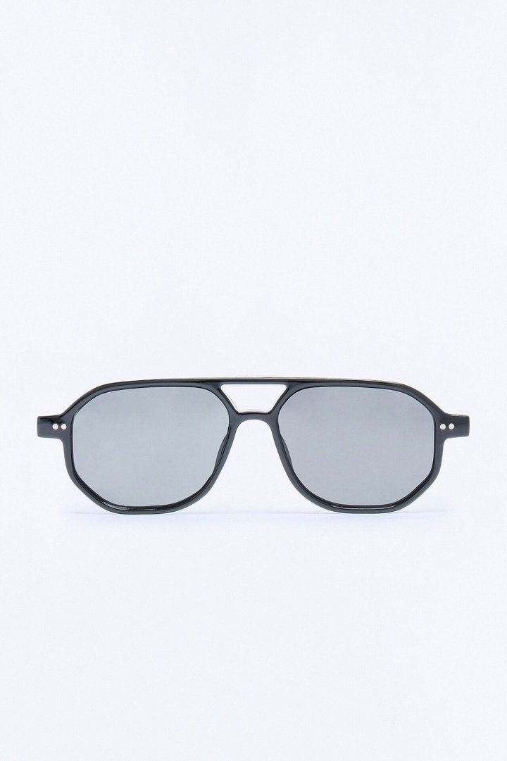 Eyes On Me Round Sunglasses - Black